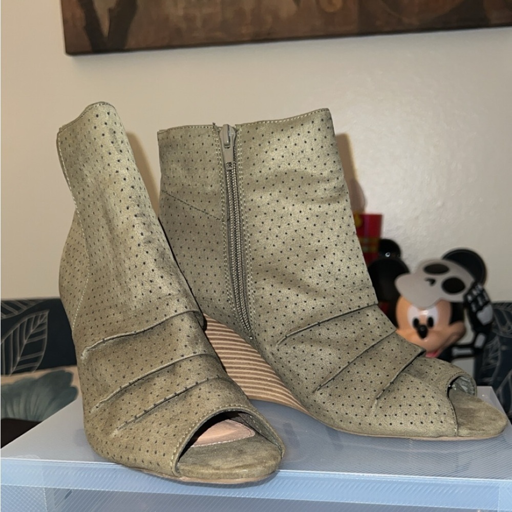 Report- Olive green open toe wedges - Picture 9 of 9